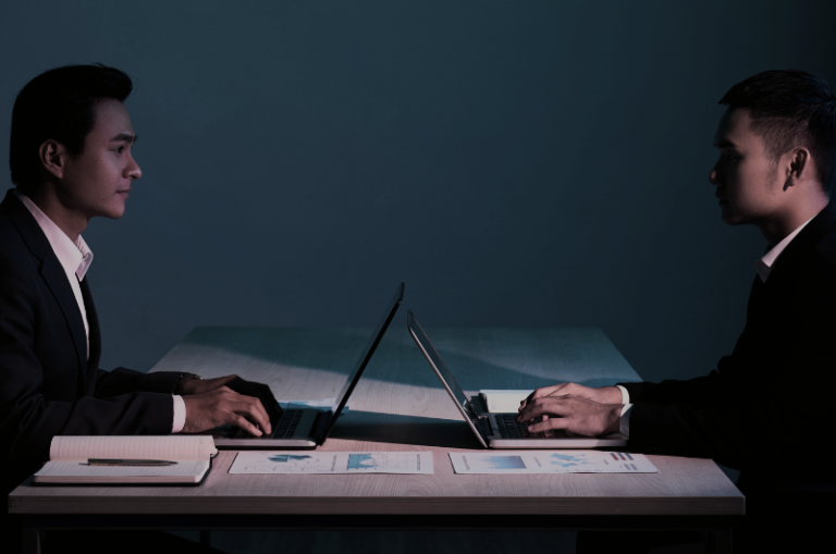 Dois executivos em uma mesa de reunião debatem sobre cultura organizacional e retenção de talentos na Formex.